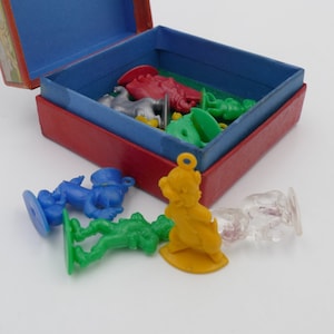 Alte Box mit 9 seltenen 1960er Jahre Walt Disney JUMBO Charms !! Pinocchio