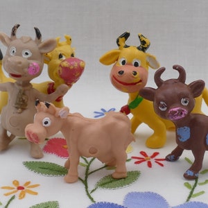 Set of Five 1950&#39;s Comical Plastic Animal Cow Themed Figurines Hong Kong