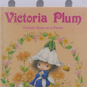 1983 Victoria Plum, livre pour enfants à couverture rigide « Victoria Goes On A Picnic » par Angela Rippon