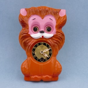 Vintage 1960&#39;s Mi-ken Wind-up Moving Eyes Pendulum Lion Clock