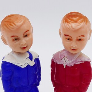 Par de muñecos magnéticos de celuloide vintage de los años 50 que besan a niños en Hong Kong