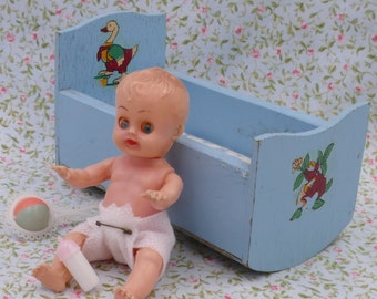 Culla per bambola giocattolo in legno vintage anni '60 PIÙ bambola