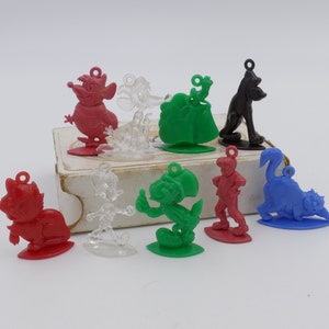 Alte Dose mit 9 seltenen 1960er Jahre Walt Disney JUMBO Charms !!