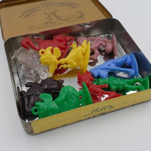 Alte Dose mit 9 seltenen 1960er Jahre Walt Disney JUMBO Charms !!