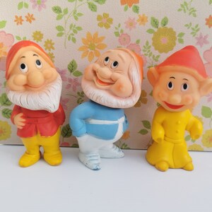 Jaren 60 rubberen dwergen Sneeuwwitje piepend speelgoed - KIES EN KIES!