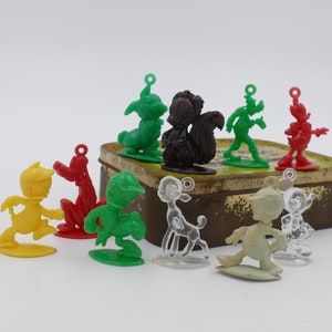 Alte Tabakdose mit 10 seltenen 1960&#39;s Walt Disney JUMBO Charms !!