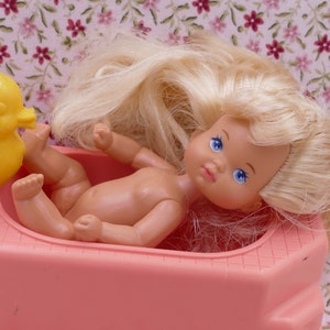 1975 Mattel Barbie Kelly Doll in Original Clothes with Bathtub