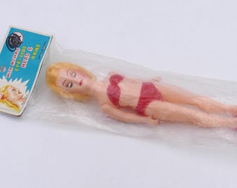 Boneca vintage de cabelo mohair dos anos 1950 com olhos sonolentos, embalagem original de Hong Kong.