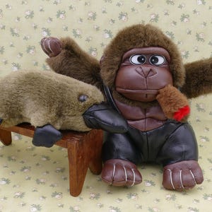 Coppia di peluche vintage in finta pelle e peluche a forma di gorilla ornitorinco