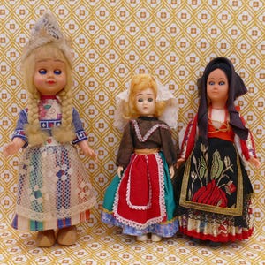 Trio van vintage slaperige ogen volkskunstpoppen traditionele klederdracht houten klompen