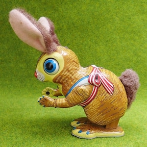 Tin Litho 1950&#39;s Wind-up Toy Bunny Japan