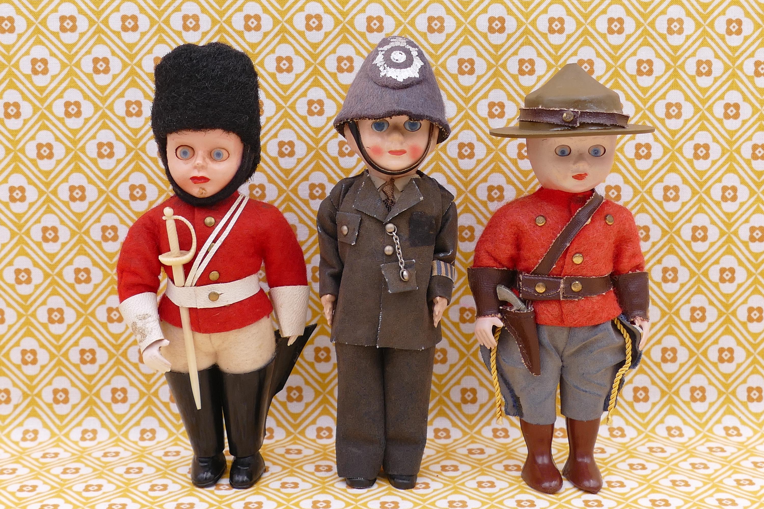 Poupées anciennes à la vente à un Anglais car boot sale. Sussex, Angleterre Photo Stock - Alamy