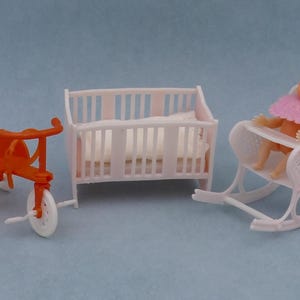 ヴィンテージ香港ドールハウスベビー保育家具ベビーベッドロッキングチェア三輪車プラスチックベビードール