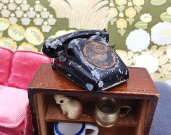 Telefono giocattolo vintage in miniatura di metallo per casa delle bambole.