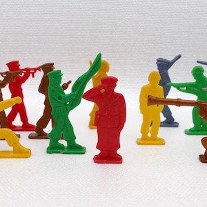 RARE 1950&#39;s Vintage Flat Hard Plastic Cracker Jack Soldier Figurine Toy Lot