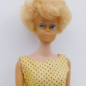 BARBIE SKIPPER BLONDE LEMON JOUE TRES BELLE 1964 DANS VITRINE