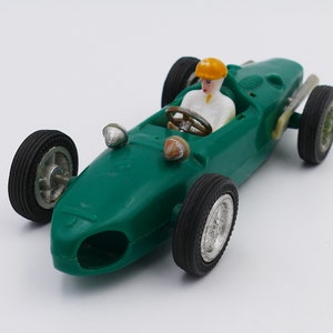 Coche de carreras Ferrari de Fórmula 1 de plástico verde BPP de los años 60, juguete de fricción para empujar y avanzar.