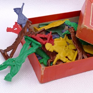 RARE 1950&#39;s Vintage Flat Hard Plastic Cracker Jack Soldier Figurine Toy Lot