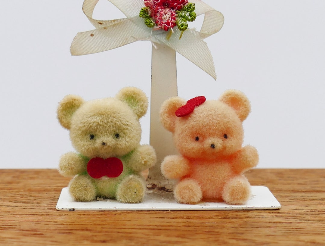 1980年代のフロック加工ミニチュアテディベアメタルノベルティ玩具