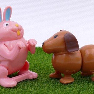 1980年代のヴィンテージダックスフント犬ウサギゼンマイ仕掛け