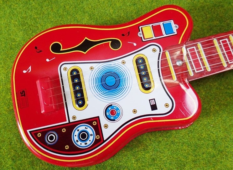 ブリキのギター おもちゃ MADE IN JAPAN ブリキ製 1960年代 おもちゃのエレキギター（日本製） - Etsy 日本