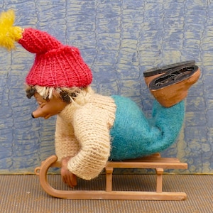Vintage 1950&#39;s Peter-Figuren Sleigh Sled Rider Hedgehog Figurine Austria