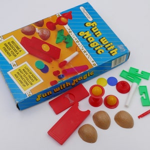 Vintage 1950&#39;s Plastic Table Badminton Miniature Shuttles Original Box Republic of China