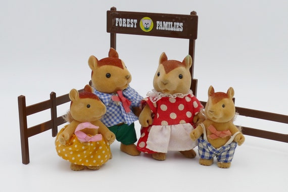 Squirrel family toy 2025