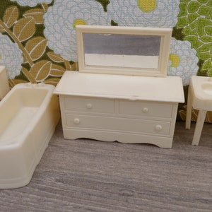 1950&#39;s Pretend Play Toy Dollhouse Bathroom Furniture Set