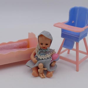 1950年代のヴィンテージプラスチックドールハウス、ベビールームセット、ベビーベッド、バギー、授乳椅子、アクセサリー、ベビードール付き