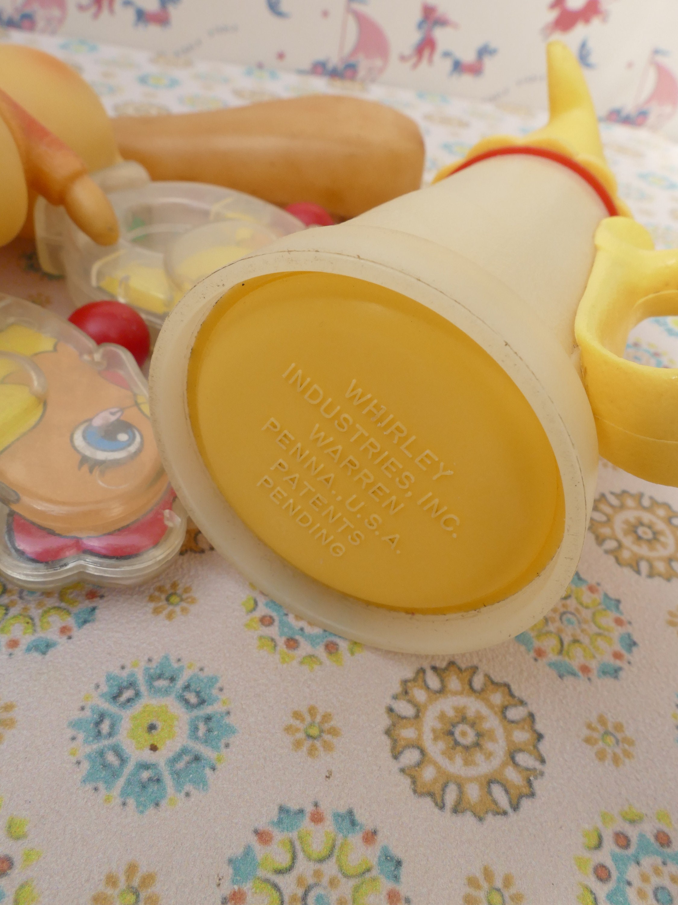 1960年代のヴィンテージベビー玩具、きしむおもちゃのガラガラ