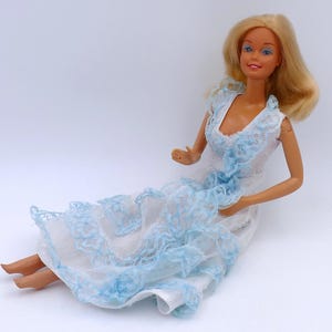 Blauwe en witte doorschijnende avondjurk TNT Body Barbie-modepop 1985