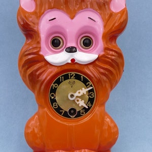 Vintage 1960's Mi-ken Wind-up Moving Eyes Pendulum Lion Clock image 2