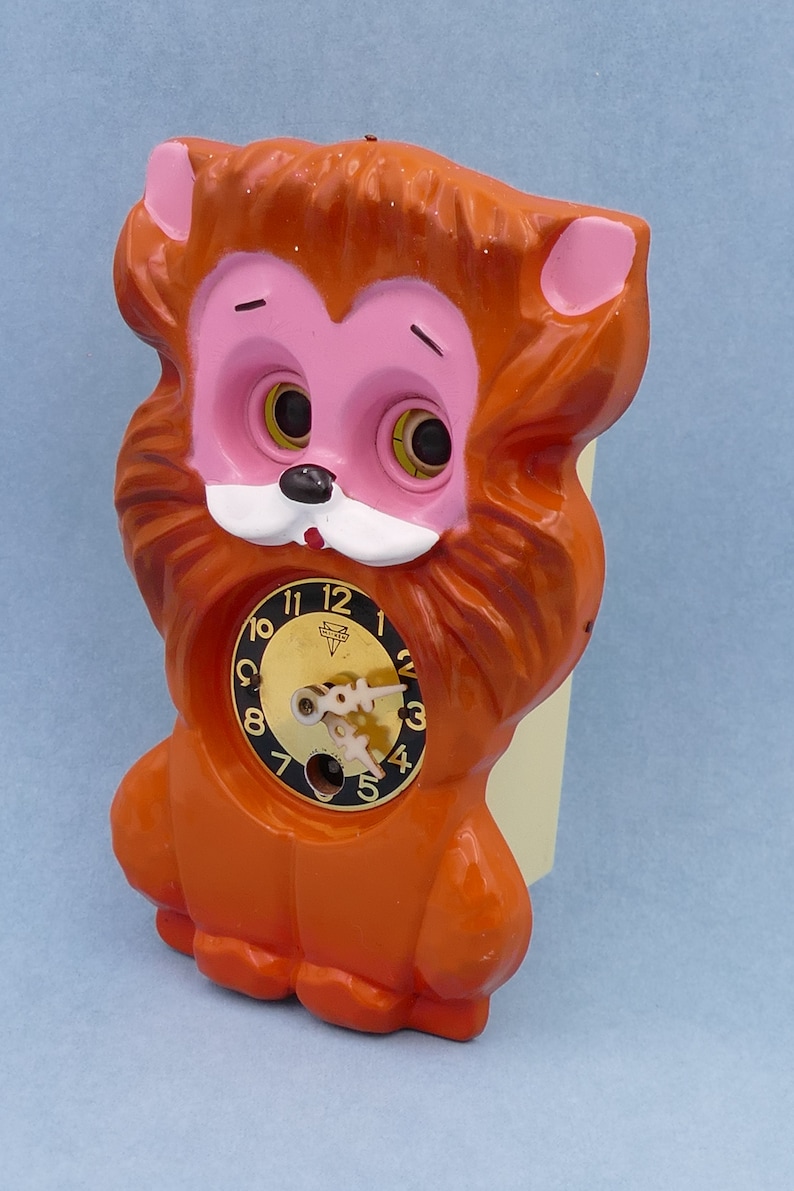 Vintage 1960's Mi-ken Wind-up Moving Eyes Pendulum Lion Clock image 3