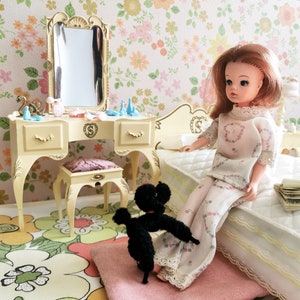 1970&#39;s Pedigree Sindy Bedside Table Lamp #44505 Dressing Table Stool #44506 Fashion Doll Bedroom Furniture Original Box Hong Kong