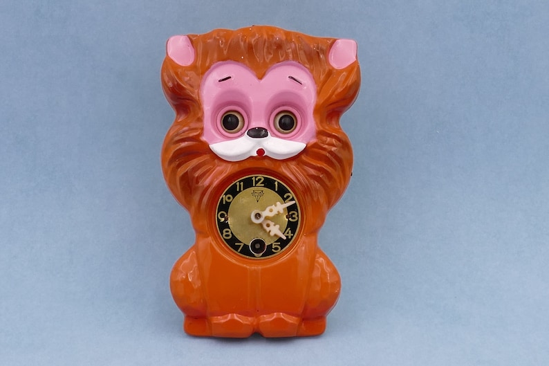 Vintage 1960's Mi-ken Wind-up Moving Eyes Pendulum Lion Clock image 1