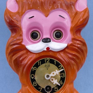 Vintage 1960's Mi-ken Wind-up Moving Eyes Pendulum Lion Clock image 5