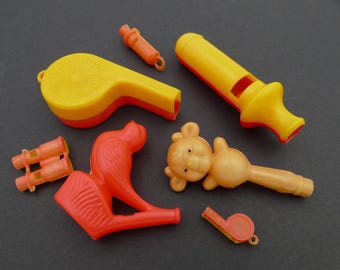 Zestaw plastikowych gwizdków z Hongkongu z lat 70. i 80. XX wieku