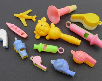 Zestaw plastikowych gwizdków z Hongkongu z lat 70. i 80. XX wieku