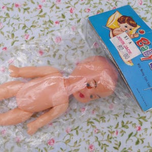 Bambola vintage anni &#39;60 con confezione originale Hong Kong
