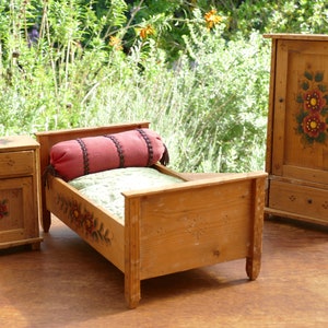 1930&#39;s Handmade Folk-art Pretend Pyrography Wooden Play Toy Dollhouse Bedroom Furniture Set