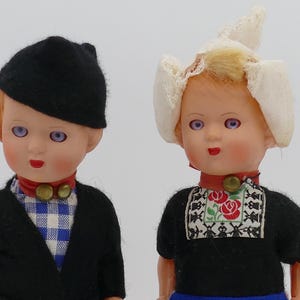 Vintage jaren 1950 celluloid Nederlandse volkskunstpoppen traditionele klederdracht houten klompen