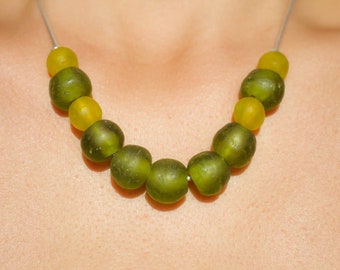 Gerecycled glaskralen en zilveren ketting ketting. Olijf groen en geel. "Fair trade" handgemaakte Afrikaanse kralen.