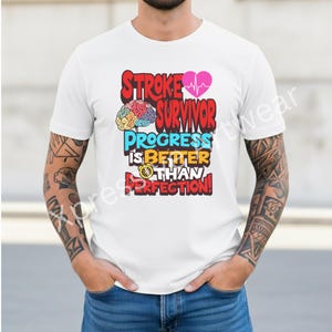 Può includere: Una tazza di ceramica bianca con manico nero e la scritta "But First, Coffee" in nero, in grassetto. La tazza è su una superficie bianca.