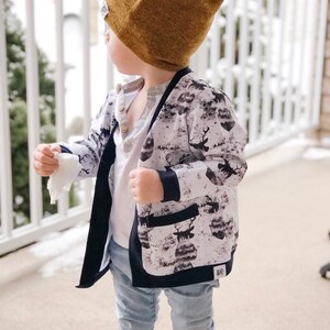 baby jongen vest / peuter vest / herten vest / gebreide vest / baby trui / mosterd gebreide vest / monochroom vest Herten afbeelding 1