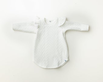 Flutter top / baby top / robe de bébé fille / pull blanc / pull blanc flutter / pull pour tout-petit / robe bébé / robe pull - haut pull