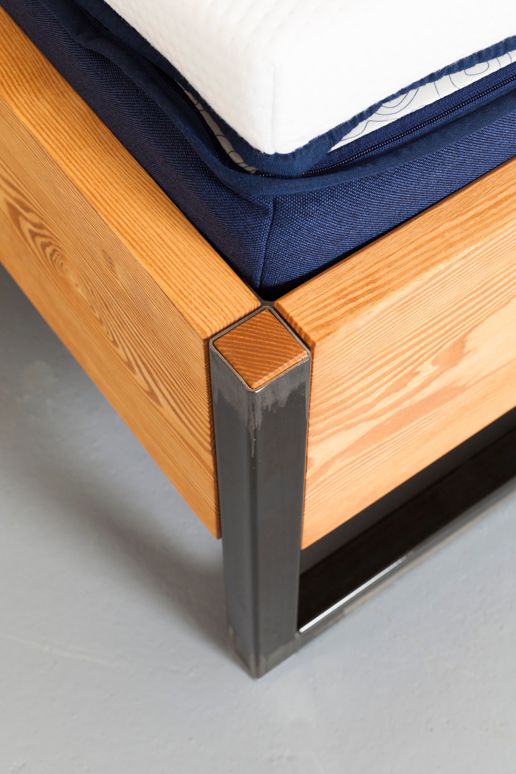 Cama en madera reciclada acero y cuero vegano Bonnieux | Etsy