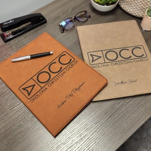 Bloc de notas de cartera de cuero - Regalo de nuevo trabajo - Descuento corporativo - Logotipo de marca - Graduado universitario de reconocimiento - 9,5" x 12" - Regalo de predicador