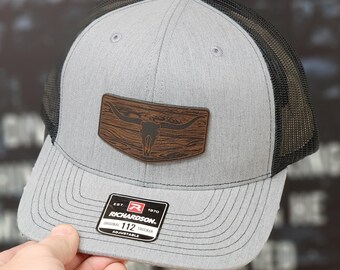 Longhorn Cattle Patch Trucker Cap: Rustic Wood Grain Design