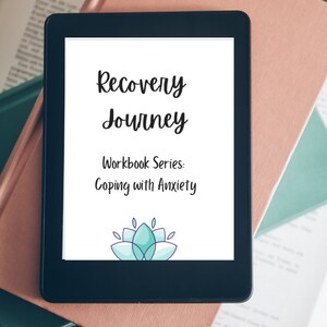 Könnte beinhalten: Ein schwarz-weißer E-Reader, der ein digitales Buchcover mit dem Titel "Recovery Journey Workbook Series: Coping with Anxiety" anzeigt. Das Cover zeigt eine stilisierte blaue und grüne Blume.